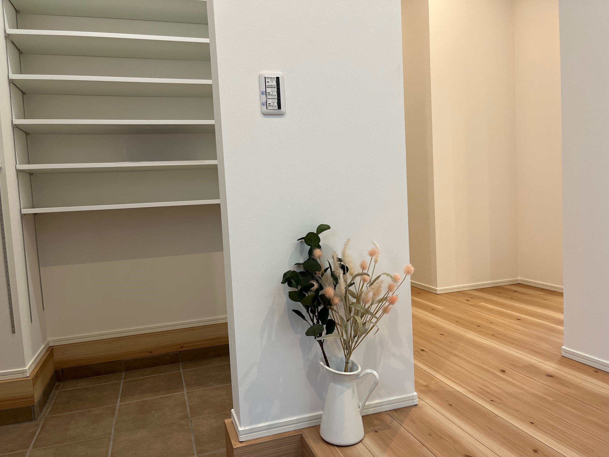 玄関土間収納　広い土間収納で、玄関で完結したいものをしっかり収納