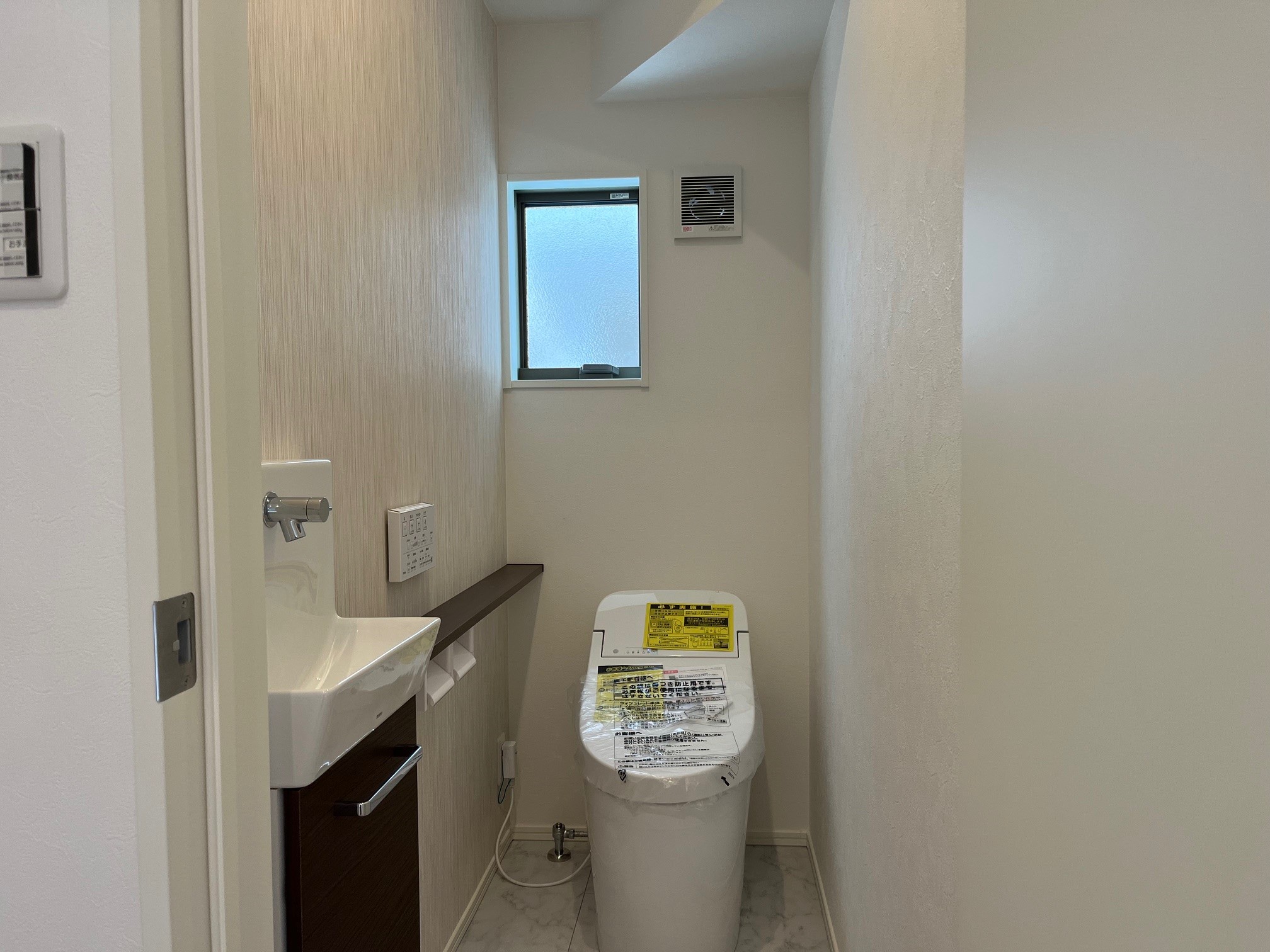 1Fトイレ　手洗い別の自動開閉蓋つきトイレです