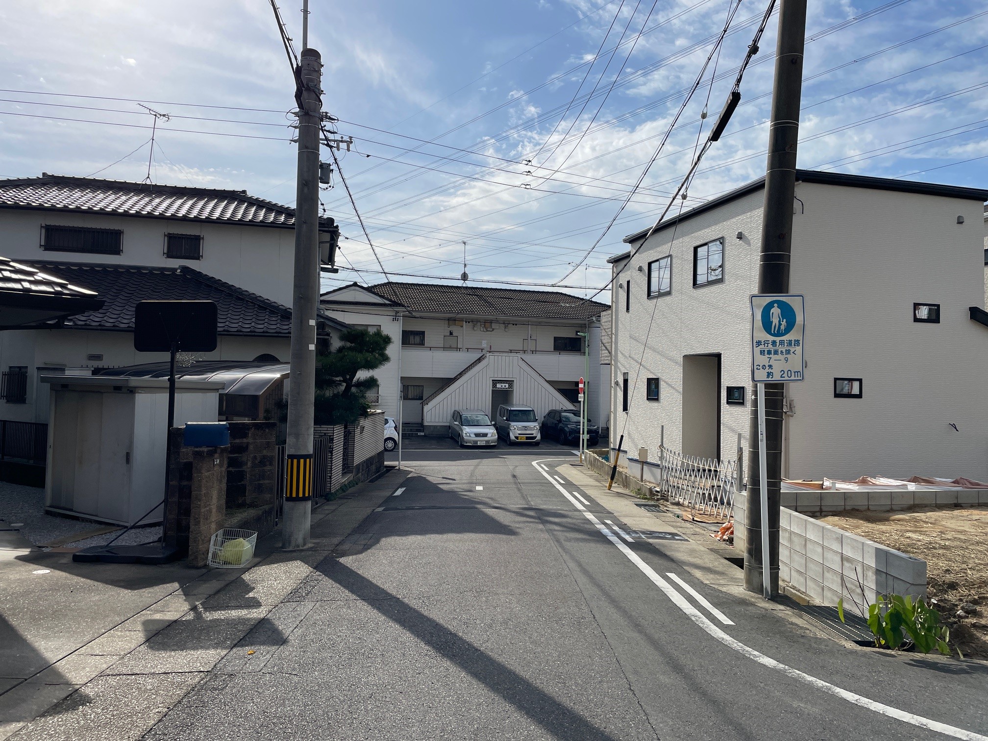 東側前面道路。日当たりの良い区画です