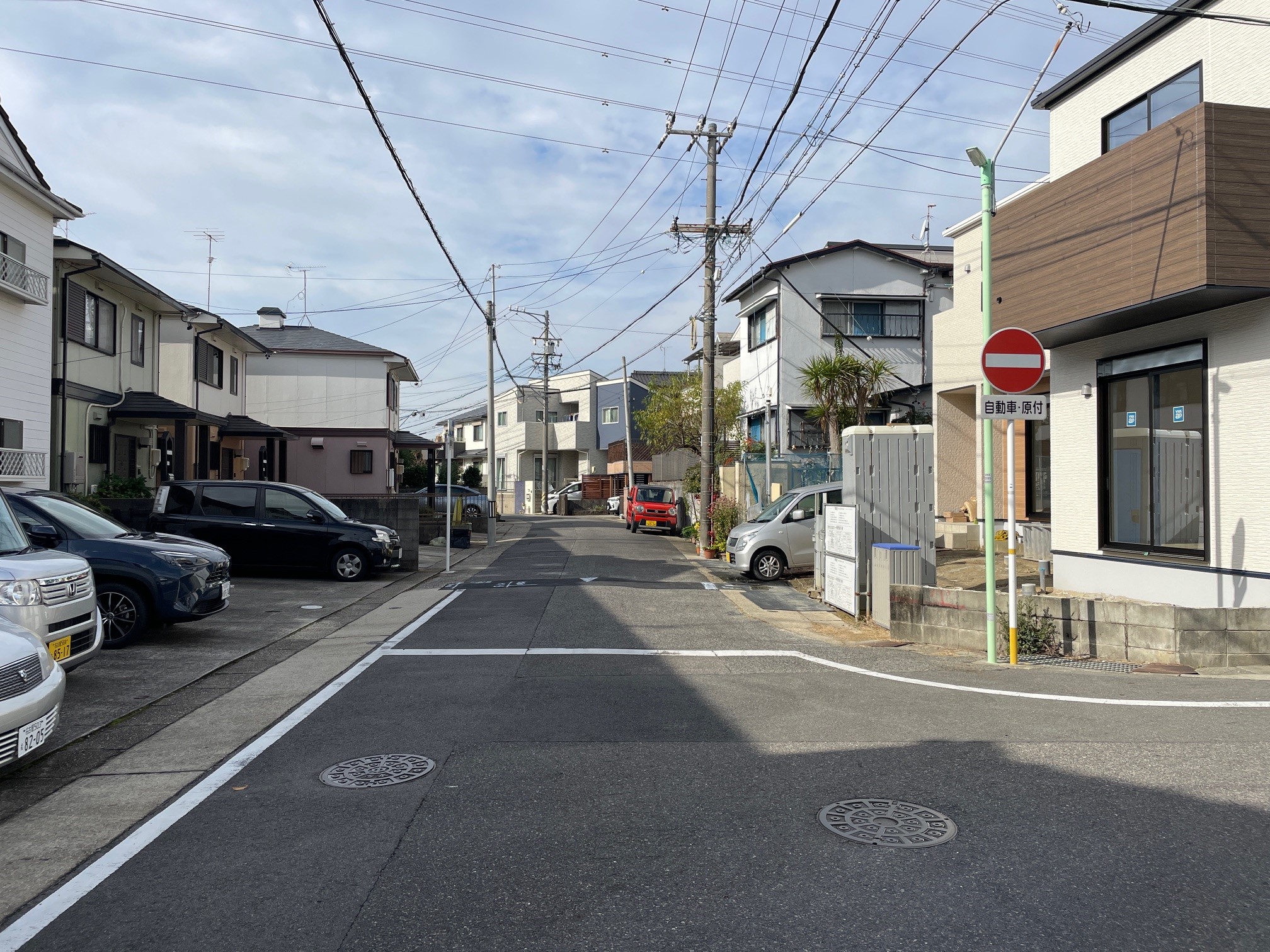 南側前面道路。落ち着いた住宅街です