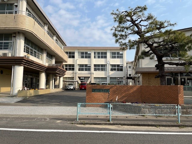 鶉小学校